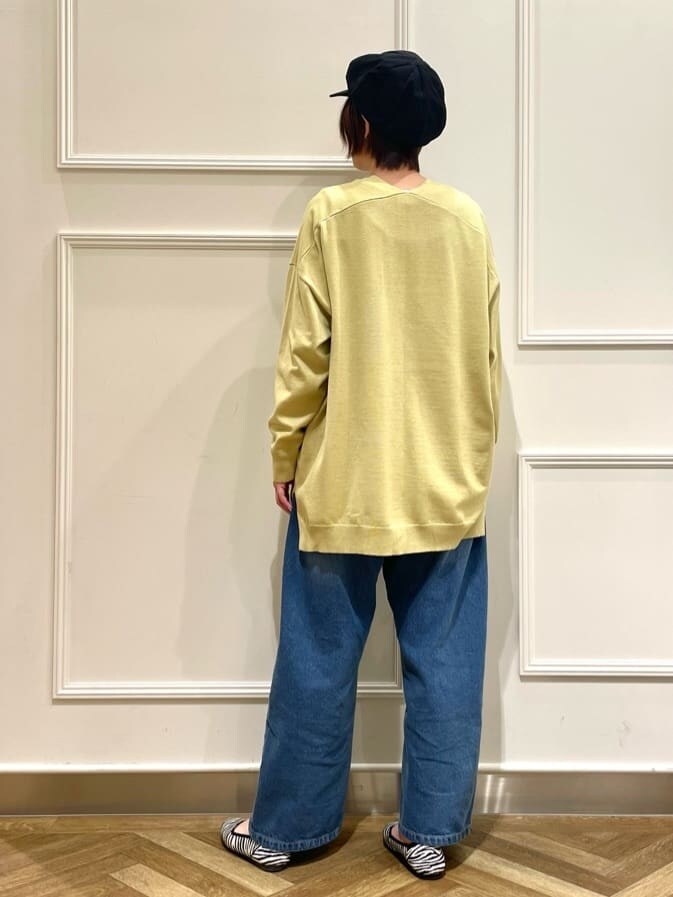 ブラック系のパンプスを着用したレディースの春コーディネートの3枚目の写真