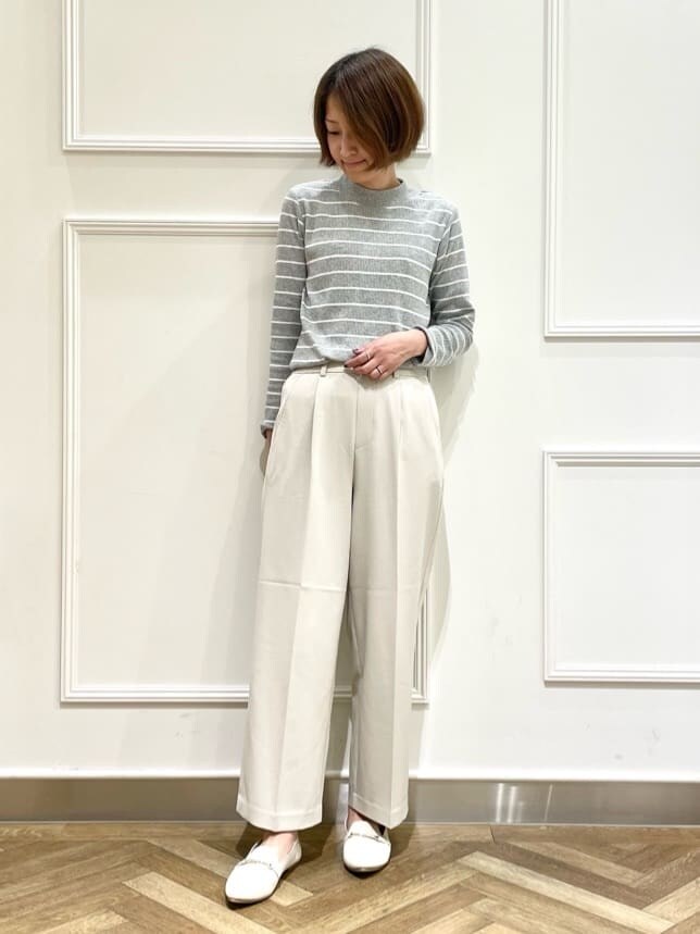 ブルー系のノーカラージャケット、グレー系のTシャツ/カットソー、ベージュ系のその他パンツを着用したレディースの春コーディネートの5枚目の写真
