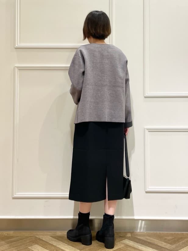 グレー系のカーディガン/ボレロ、ブラック系のワンピース、ホワイト系のニット/セーターを着用したレディースの冬コーディネートの3枚目の写真