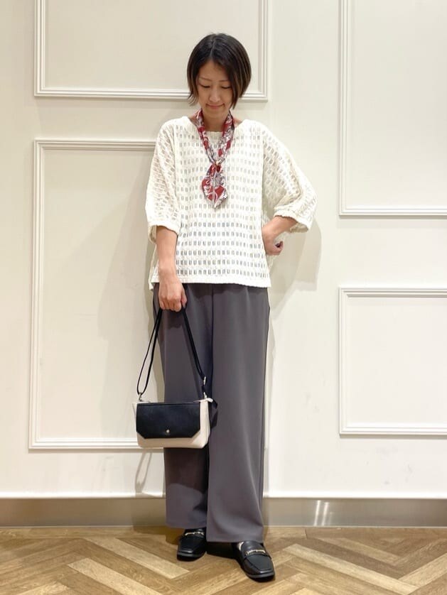 ホワイト系のTシャツ/カットソー、グレー系のその他パンツ、ブラック系のその他シューズを着用したレディースの秋コーディネートの4枚目の写真