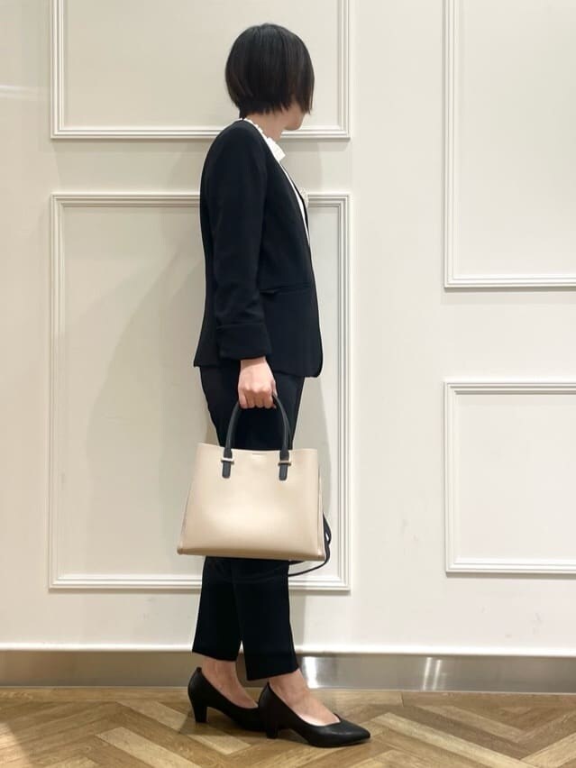 ブラック系のノーカラージャケット、ホワイト系のシャツ/ブラウス、ブラック系のその他パンツを着用したレディースの冬コーディネートの2枚目の写真