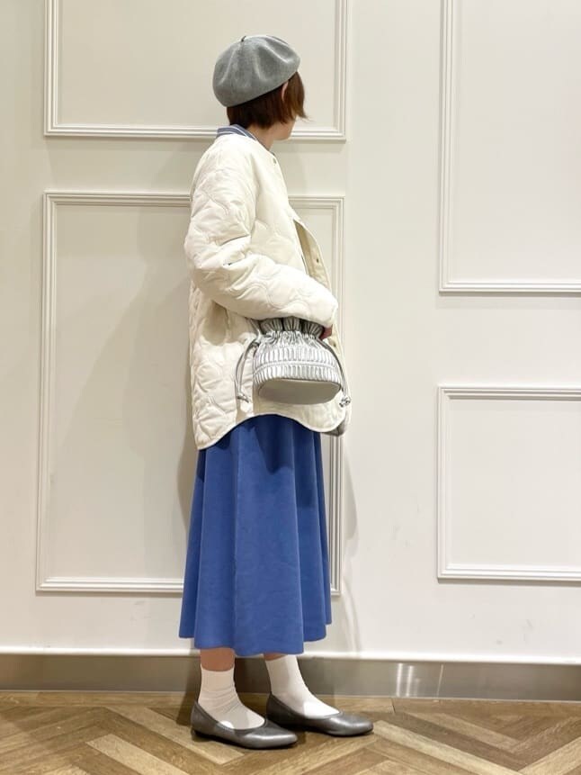 ホワイト系のブルゾン、ホワイト系のTシャツ/カットソー、ブルー系のシャツ/ブラウスを着用したレディースの冬コーディネートの2枚目の写真