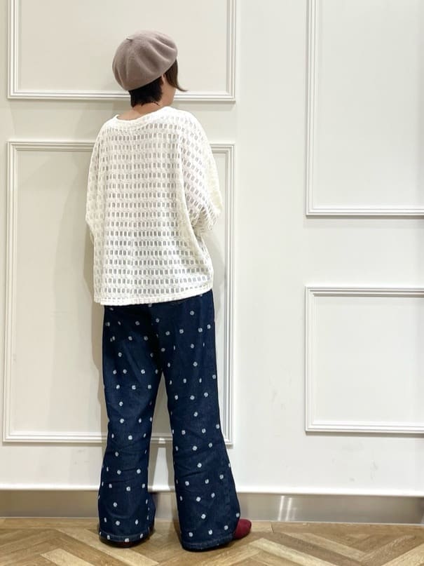 ホワイト系のTシャツ/カットソー、ブルー系のデニムパンツ、レッド系のその他シューズを着用したレディースの秋コーディネートの3枚目の写真