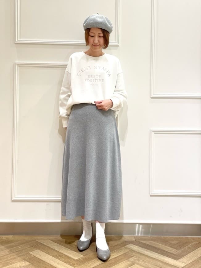 ブルー系のシャツ/ブラウス、ホワイト系のTシャツ/カットソー、グレー系のスカートを着用したレディースの冬コーディネートの6枚目の写真