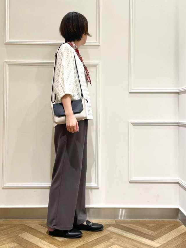 ホワイト系のTシャツ/カットソー、グレー系のその他パンツ、ブラック系のその他シューズを着用したレディースの秋コーディネートの2枚目の写真