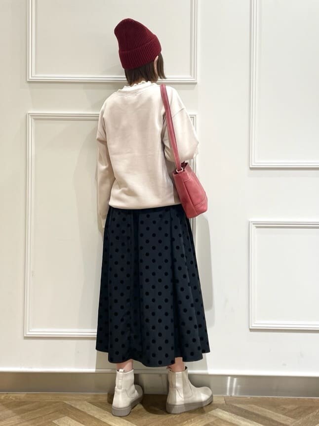 ベージュ系のTシャツ/カットソー、ホワイト系のTシャツ/カットソーを着用したレディースの冬コーディネートの3枚目の写真