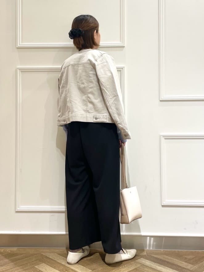 グレー系のデニムジャケット、ブラック系のサロペット/オーバーオール、ブルー系のニット/セーターを着用したレディースの春コーディネートの3枚目の写真