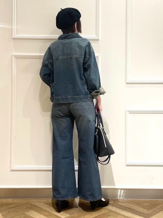 ブルー系のデニムジャケット、ホワイト系のシャツ/ブラウス、ブルー系のデニムパンツを着用したレディースの冬コーディネートの3枚目の写真