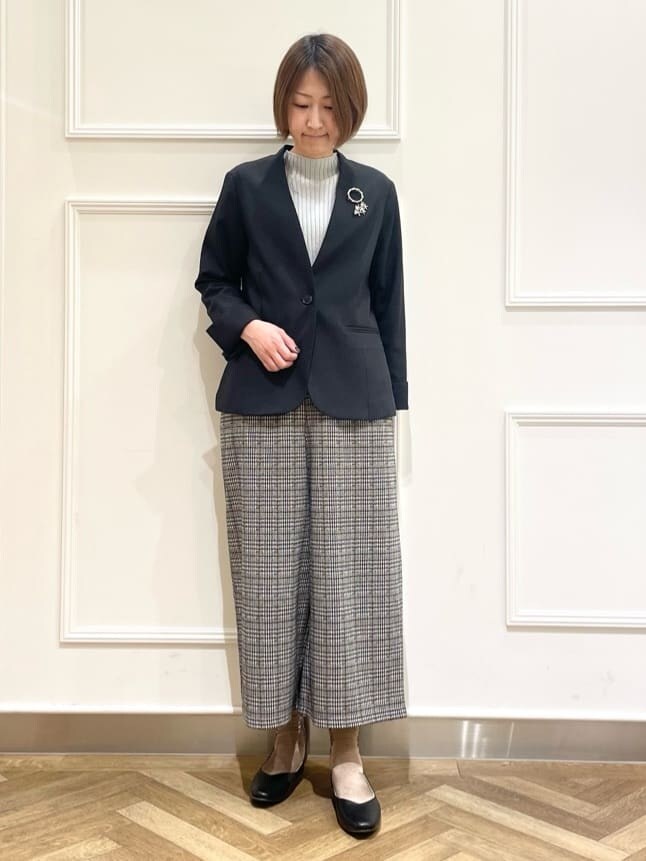 ブラック系のノーカラージャケット、グレー系のニット/セーター、ベージュ系のその他パンツを着用したレディースの冬コーディネートの5枚目の写真