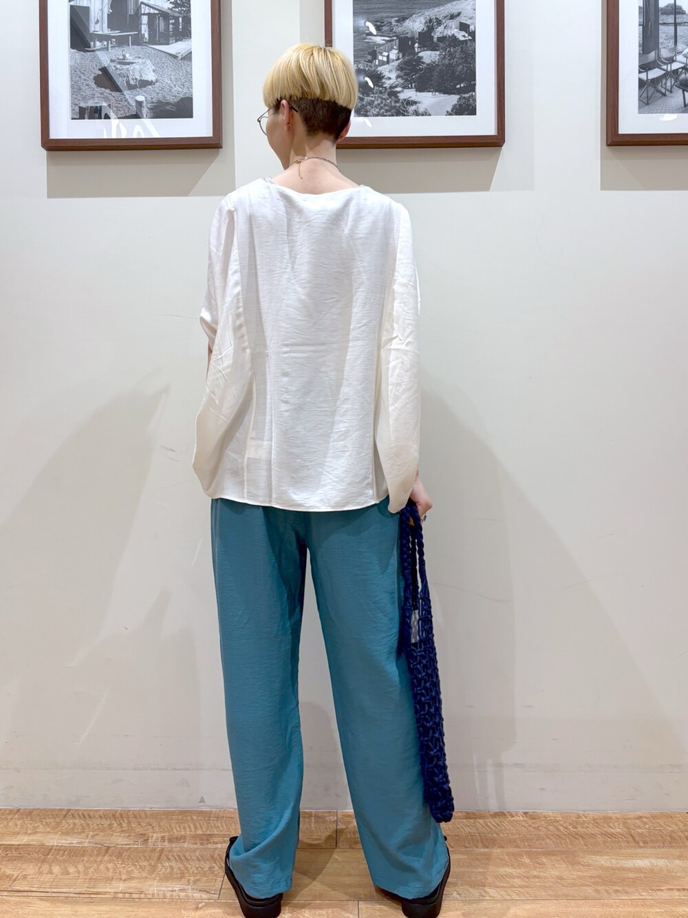 「ブラウス、高身長女子、高身長コーデ、シューラルー、サンダル、デートコーデ、メガネ女子、厚底サンダル、きれいめカジュアル、シアートップス、プチプラ、お出かけコーデ、パンツコーデ、カジュアルスタイル、休日スタイル」｜「SHOO・LA・RUEの【S-LL/ひんやり/体型カバー】ゆるシルエットが心地よい ドルマンブラウス（シャツ/ブラウス、ホワイト系）」を使った、Ayumiさん（骨格ウェーブ・レディース・168cm）の夏コーディネートの3枚目の写真