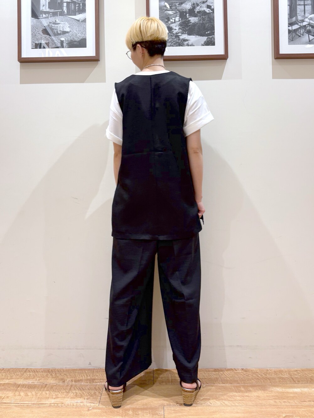 ホワイト系のTシャツ/カットソー、ブラック系のベスト、ブラック系のサロペット/オーバーオールを着用したレディースの春コーディネートの6枚目の写真