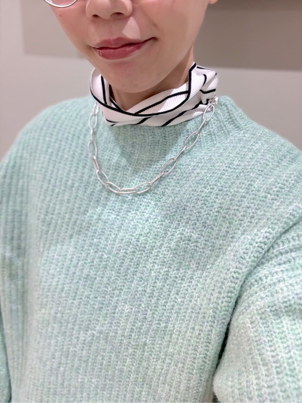 グリーン系のニット/セーター、ブラック系のTシャツ/カットソー、ブルー系のその他パンツを着用したレディースの冬コーディネートの5枚目の写真