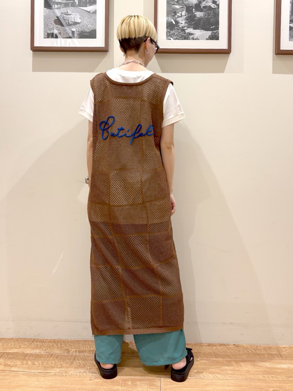 「レイヤードスタイル、サンダル、白Tシャツ、デートコーデ、メガネ女子、シアートップス、プチプラ、お出かけコーデ、パンツコーデ、高身長女子、高身長コーデ、シューラルー」｜「Cutie Blondeの【前後2WAY】リネンライクブークレ パッチワーク風ニットワンピース（ワンピース、ブラウン系）」を使った、Ayumiさん（骨格ウェーブ・レディース・168cm）の夏コーディネートの3枚目の写真