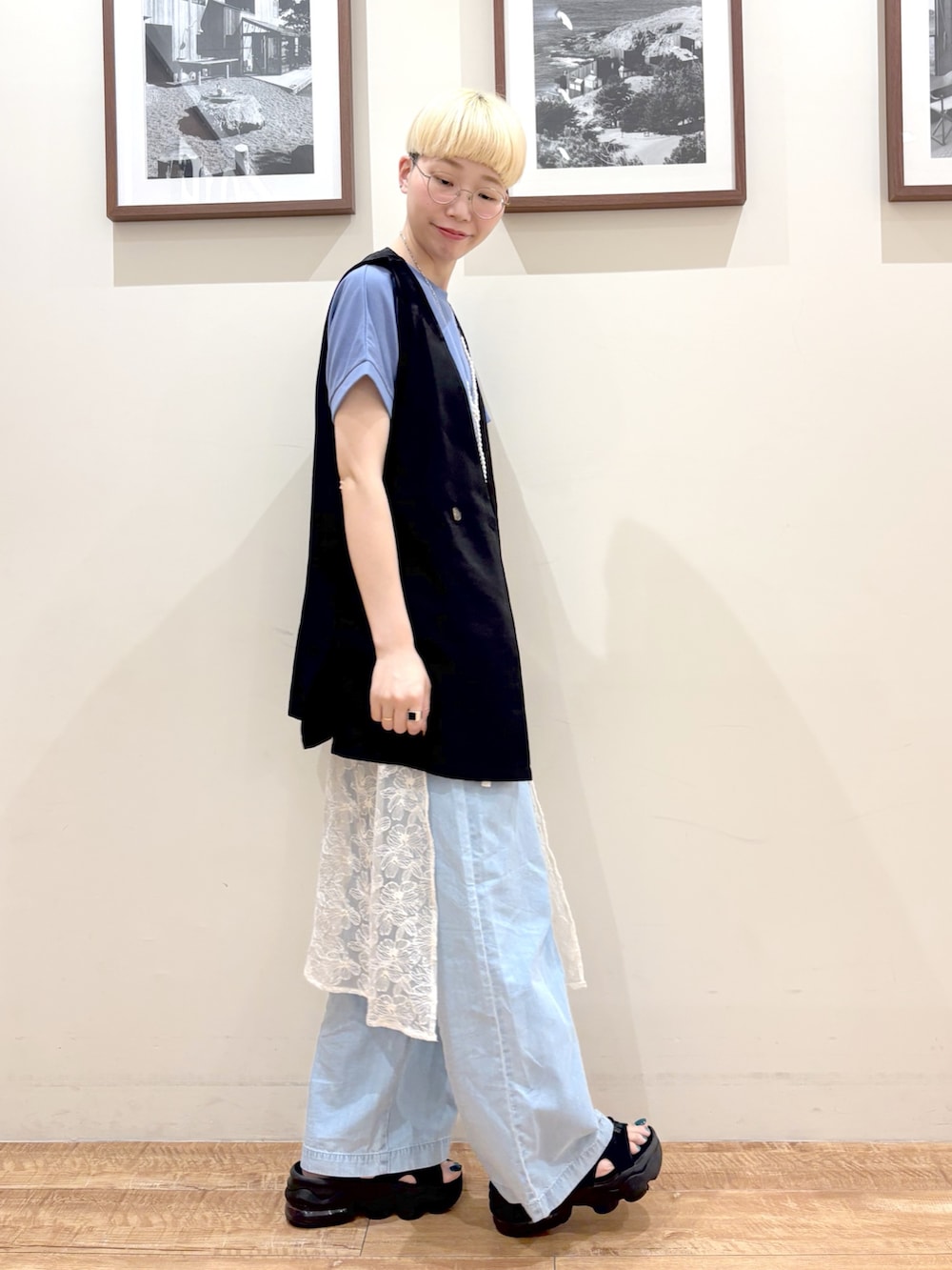 「ラップスカート、デニムパンツ、ベストコーデ、シューラルー、サンダル、プチプラ、メガネ女子、厚底サンダル、きれいめカジュアル、レイヤードスタイル、夏コーデ、大人カジュアルコーデ、ラフコーデ、プチプラコーデ、高身長コーデ」｜「DRESKIPの【洗える/S-LL】洗濯後シワになりにくい 麻調ダブルベスト（ベスト、ブラック系）」を使った、Ayumiさん（骨格ウェーブ・レディース・168cm）の夏コーディネートの2枚目の写真