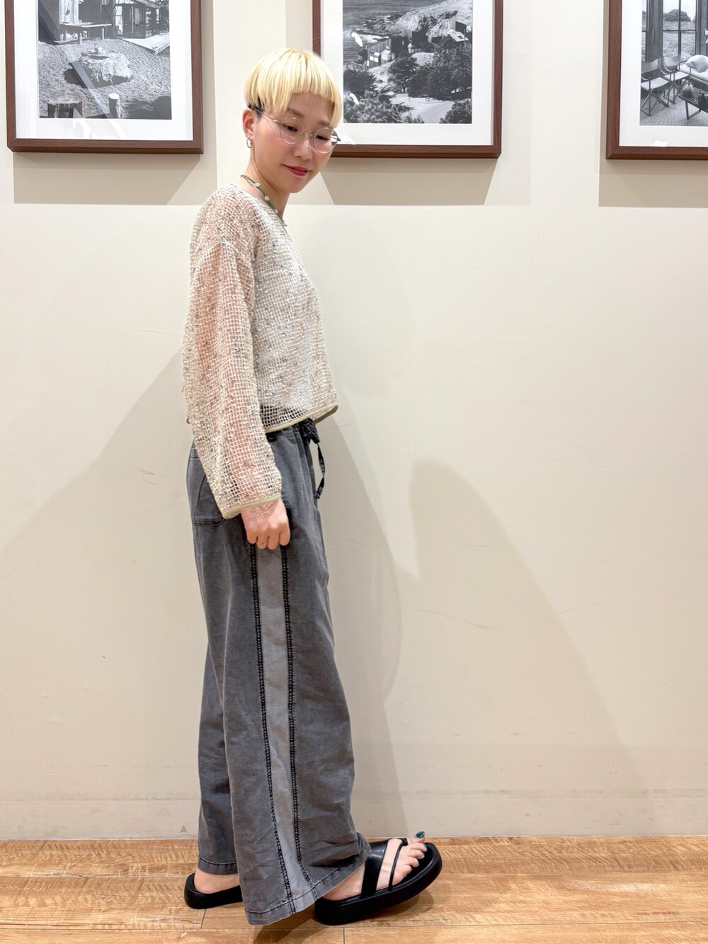 ブラック系のデニムパンツ、ホワイト系のカーディガン/ボレロ、シルバー系のタンクトップを着用したレディースの夏コーディネートの3枚目の写真