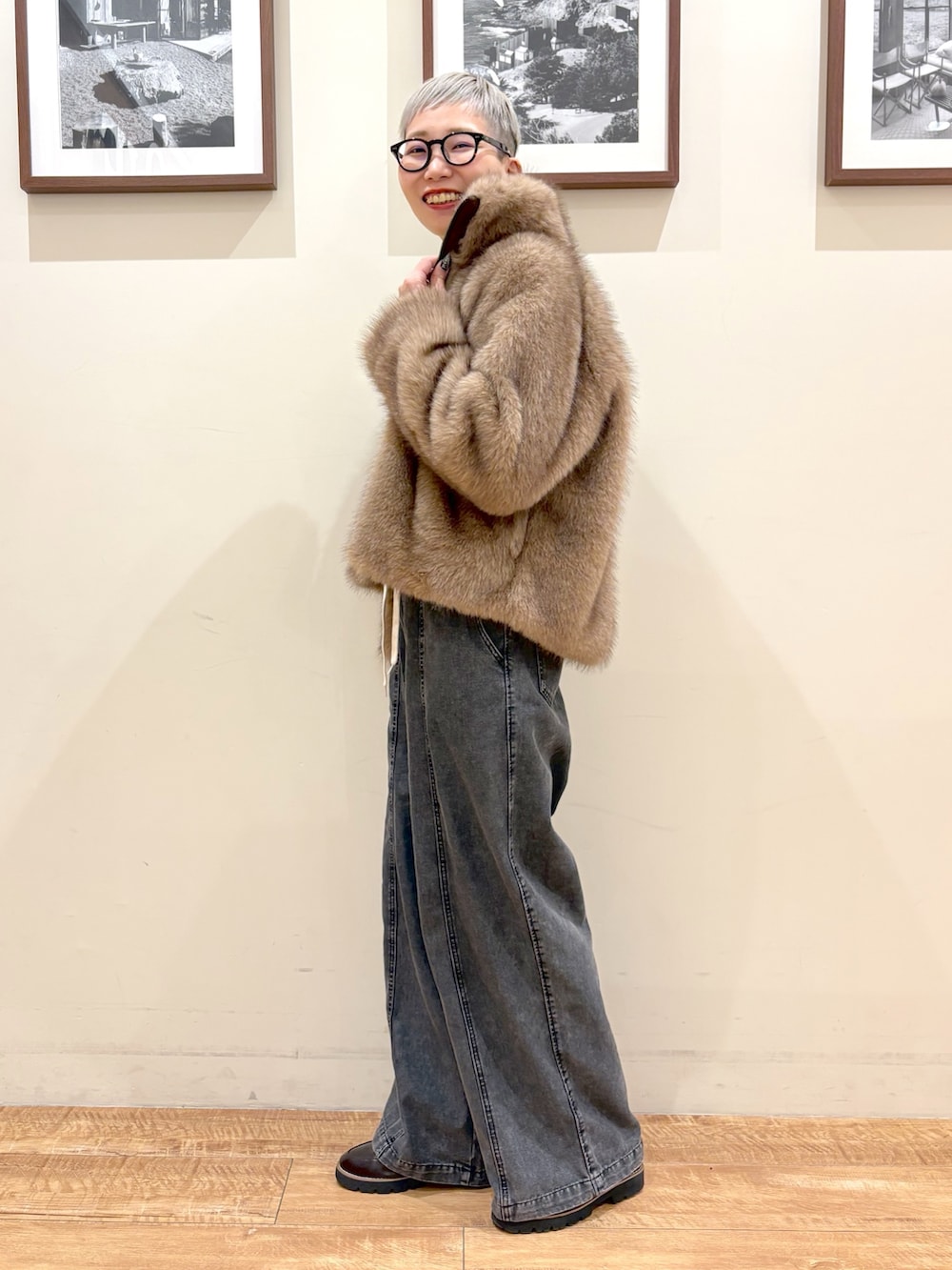 イエロー系のブルゾン、イエロー系のニット/セーター、ブラック系のデニムパンツを着用したレディースの冬コーディネートの4枚目の写真