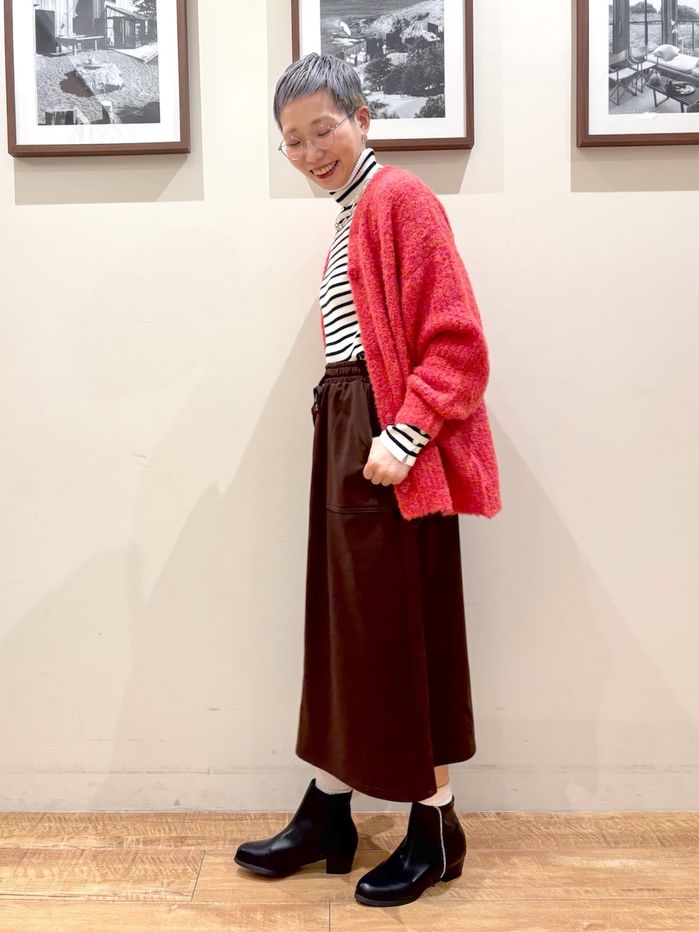 ホワイト系のニット/セーター、ピンク系のカーディガン/ボレロ、ブラウン系のスカートを着用したレディースの冬コーディネートの3枚目の写真