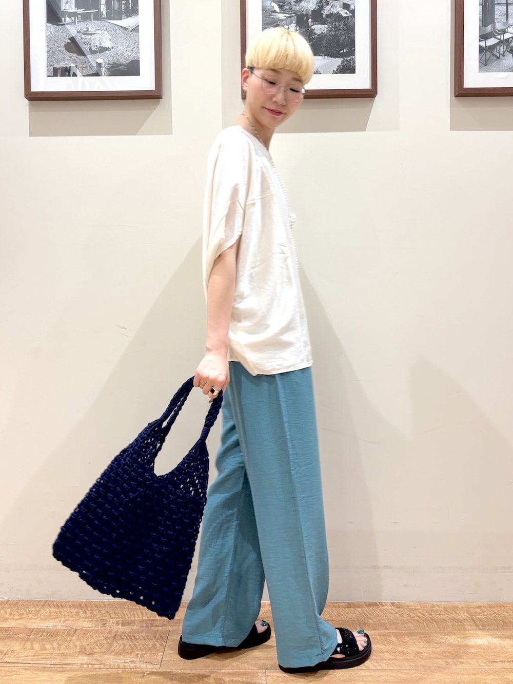 「ブラウス、高身長女子、高身長コーデ、シューラルー、サンダル、デートコーデ、メガネ女子、厚底サンダル、きれいめカジュアル、シアートップス、プチプラ、お出かけコーデ、パンツコーデ、カジュアルスタイル、休日スタイル」｜「SHOO・LA・RUEの【S-LL/ひんやり/体型カバー】ゆるシルエットが心地よい ドルマンブラウス（シャツ/ブラウス、ホワイト系）」を使った、Ayumiさん（骨格ウェーブ・レディース・168cm）の夏コーディネートの2枚目の写真