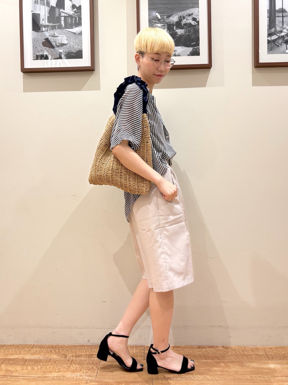 「ハーフパンツ、ハーフパンツコーデ、シャツスタイル、サンダル、ストライプシャツ、お出かけコーデ、オトナカジュアル、大人コーデ、キレイめカジュアル、高身長女子、高身長コーデ、シューラルー」｜「Cutie Blondeのシアーポンチョシャツ（シャツ/ブラウス、ブラック系）」を使った、Ayumiさん（骨格ウェーブ・レディース・168cm）の春コーディネートの2枚目の写真