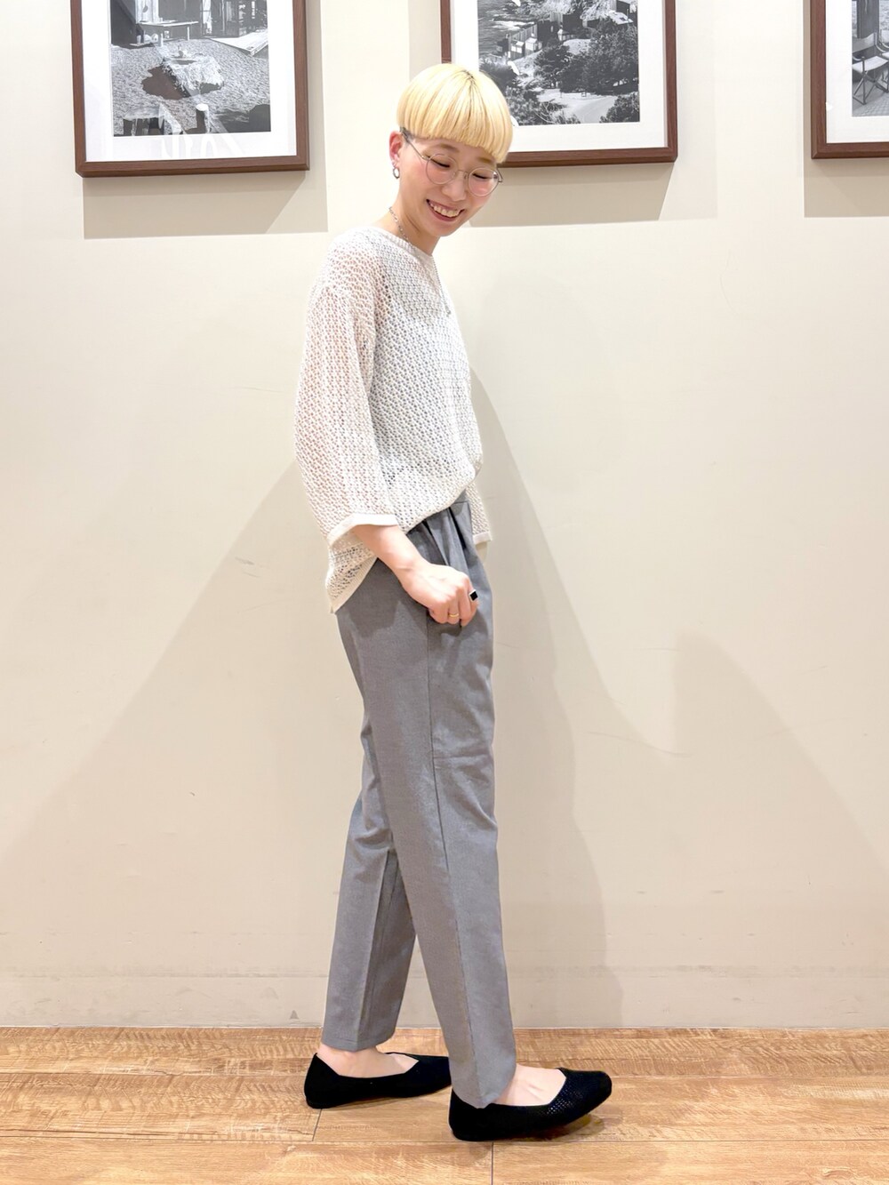 ホワイト系のカーディガン/ボレロ、ブルー系のタンクトップ、グレー系のその他パンツを着用したレディースの春コーディネートの2枚目の写真