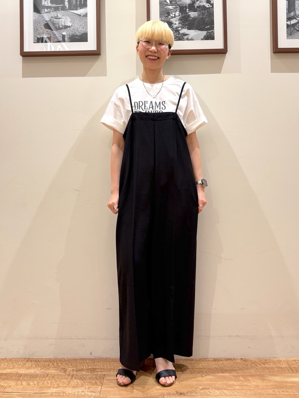 ホワイト系のTシャツ/カットソー、ブラック系のベスト、ブラック系のサロペット/オーバーオールを着用したレディースの春コーディネートの7枚目の写真