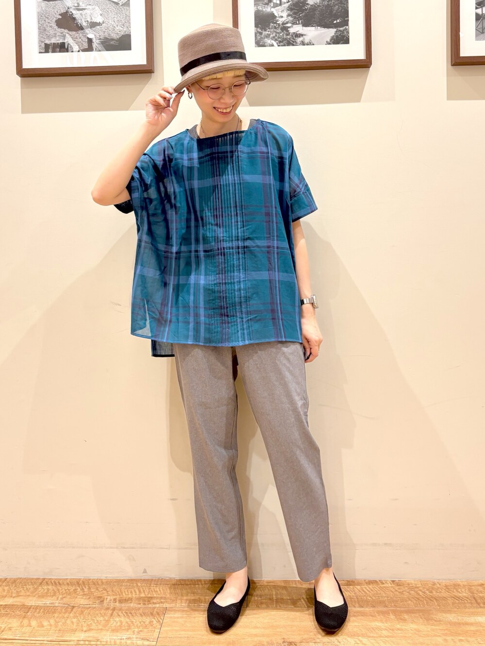 「チェックシャツ、シアートップス、シューラルー、高身長女子、高身長コーデ、やっぱり帽子が好き、夏コーデ、大人カジュアルコーデ、大人かわいい、ラフコーデ、メガネ女子、プチプラコーデ、ブラウスコーデ」｜「SHOO・LA・RUEの洗える透かし編みニットパンプス（パンプス、ブラック系）」を使った、Ayumiさん（骨格ウェーブ・レディース・168cm）の夏コーディネートの2枚目の写真
