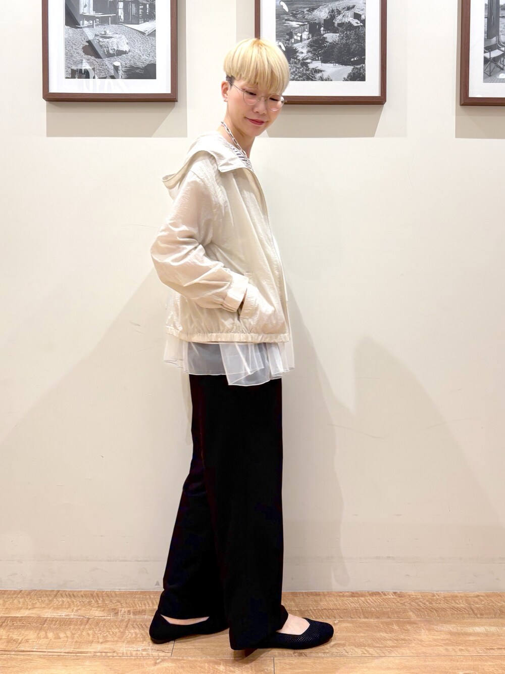 「きれいめカジュアル、大人カジュアルコーデ、春夏コーデ、大人コーデ、シューラルー、高身長女子、高身長コーデ、アラフォーコーデ、アラフォー、パンツコーデ、30代コーデ」｜「DRESKIPのシアーフードブルゾン（ブルゾン、ベージュ系）」を使った、Ayumiさん（レディース・168cm）の春コーディネートの2枚目の写真