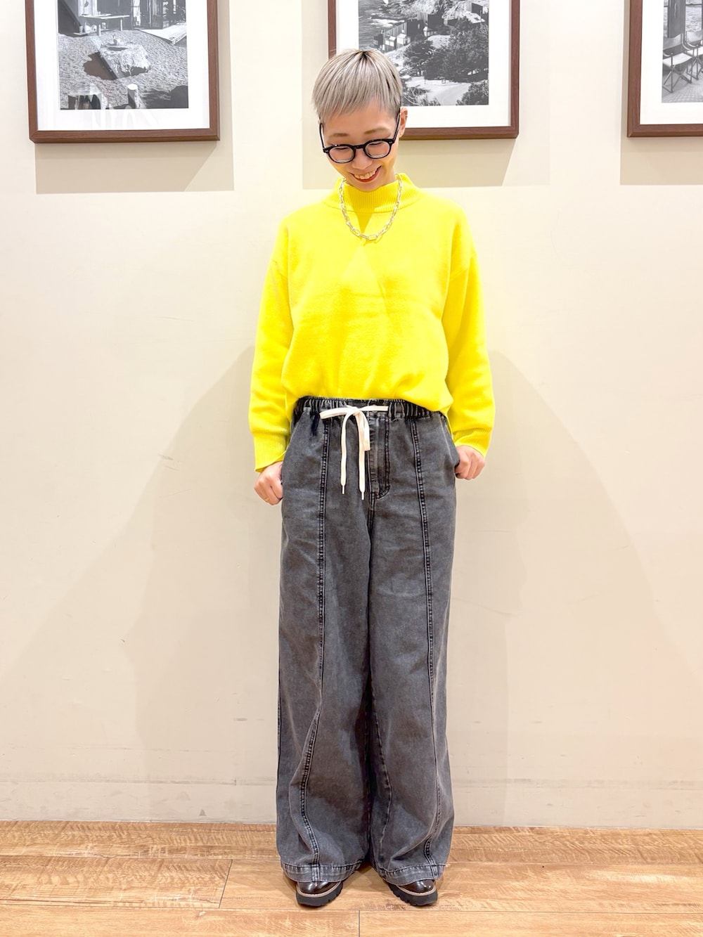 イエロー系のブルゾン、イエロー系のニット/セーター、ブラック系のデニムパンツを着用したレディースの冬コーディネートの5枚目の写真