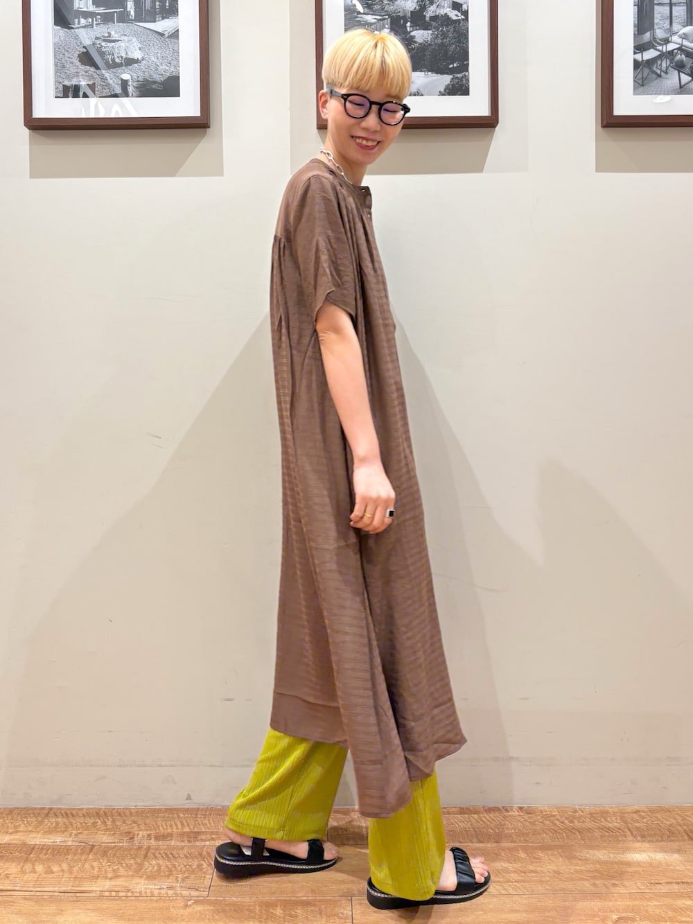 「大人カジュアル、最近のいい感じコーデ、大人女子、春、ラクチンコーデ、カジュアルコーデ、リラックススタイル、高身長女子、高身長コーデ、金髪ショート、イージーパンツ」｜「SHOO・LA・RUEのさらさらドビーギャザーワンピース（ワンピース、ブラウン系）」を使った、Ayumiさん（骨格ウェーブ・レディース・168cm）の春コーディネートの2枚目の写真