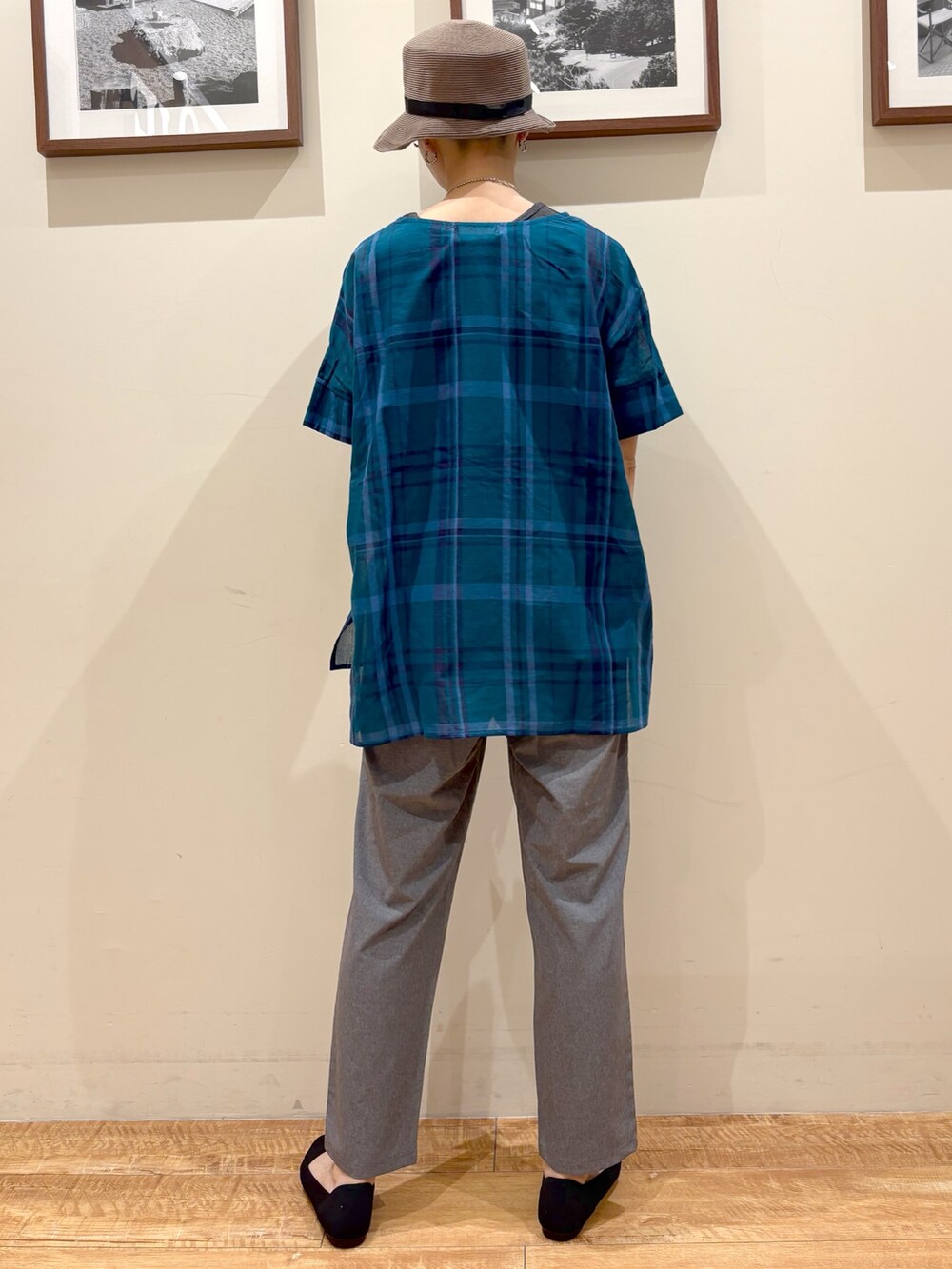 「チェックシャツ、シアートップス、シューラルー、高身長女子、高身長コーデ、やっぱり帽子が好き、夏コーデ、大人カジュアルコーデ、大人かわいい、ラフコーデ、メガネ女子、プチプラコーデ、ブラウスコーデ」｜「SHOO・LA・RUEの洗える透かし編みニットパンプス（パンプス、ブラック系）」を使った、Ayumiさん（骨格ウェーブ・レディース・168cm）の夏コーディネートの4枚目の写真