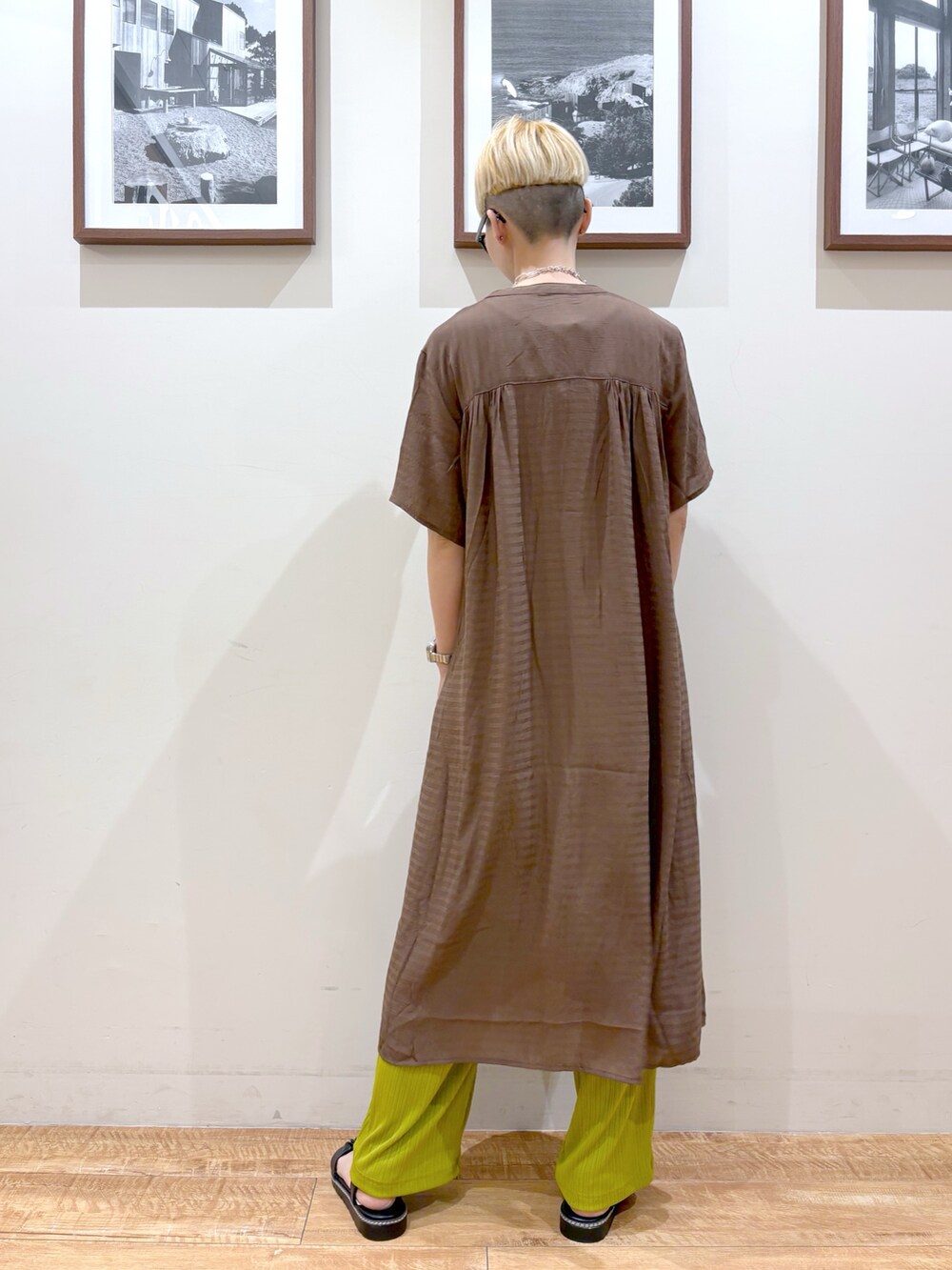 「大人カジュアル、最近のいい感じコーデ、大人女子、春、ラクチンコーデ、カジュアルコーデ、リラックススタイル、高身長女子、高身長コーデ、金髪ショート、イージーパンツ」｜「SHOO・LA・RUEのさらさらドビーギャザーワンピース（ワンピース、ブラウン系）」を使った、Ayumiさん（骨格ウェーブ・レディース・168cm）の春コーディネートの3枚目の写真