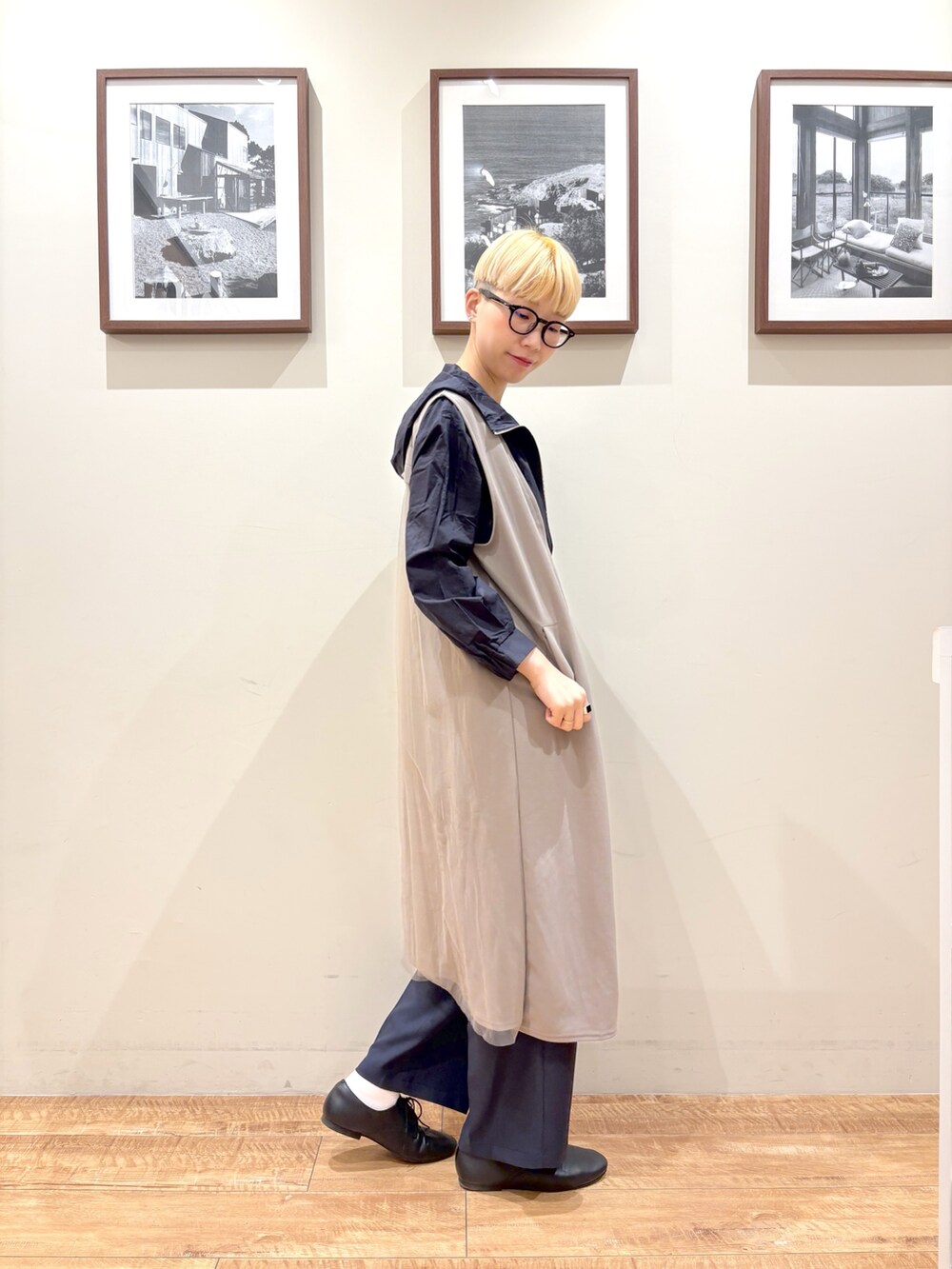 「大人カジュアル、最近のいい感じコーデ、モノトーン、大人女子、春、ラクチンコーデ、カジュアルコーデ、リラックススタイル、春カラー、春服、高身長女子、高身長、高身長コーデ、高身長女子コーデ、メガネ女子」｜「SHOO・LA・RUEの旬を取り入れながら体型カバー ボタンレスエアリージレ（ベスト、ブラウン系）」を使った、Ayumiさん（骨格ウェーブ・レディース・168cm）の春コーディネートの2枚目の写真
