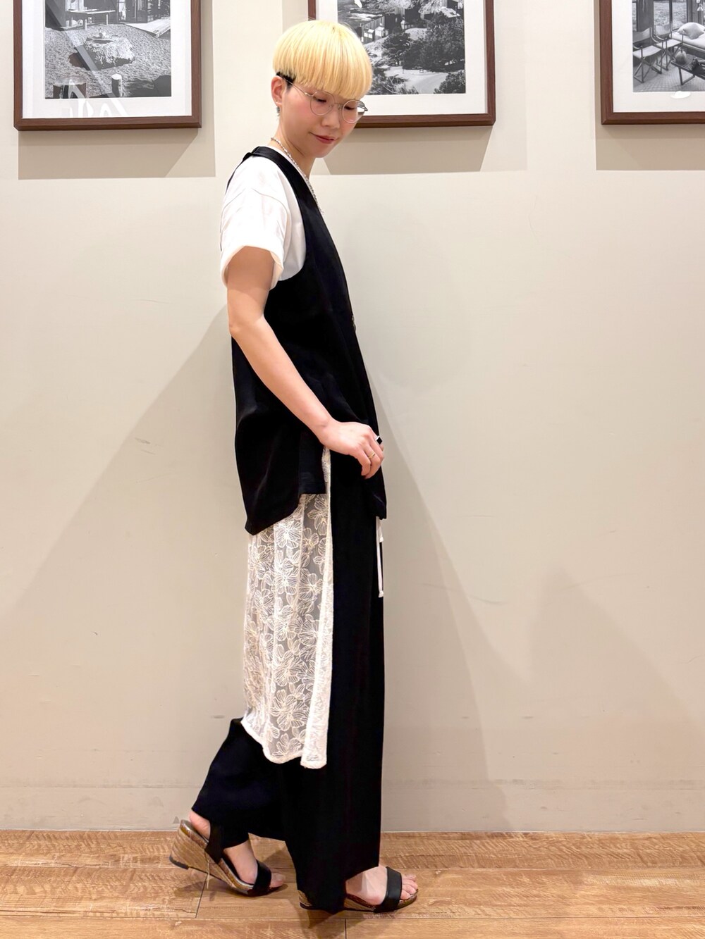 ホワイト系のTシャツ/カットソー、ブラック系のベスト、ブラック系のサロペット/オーバーオールを着用したレディースの春コーディネートの2枚目の写真