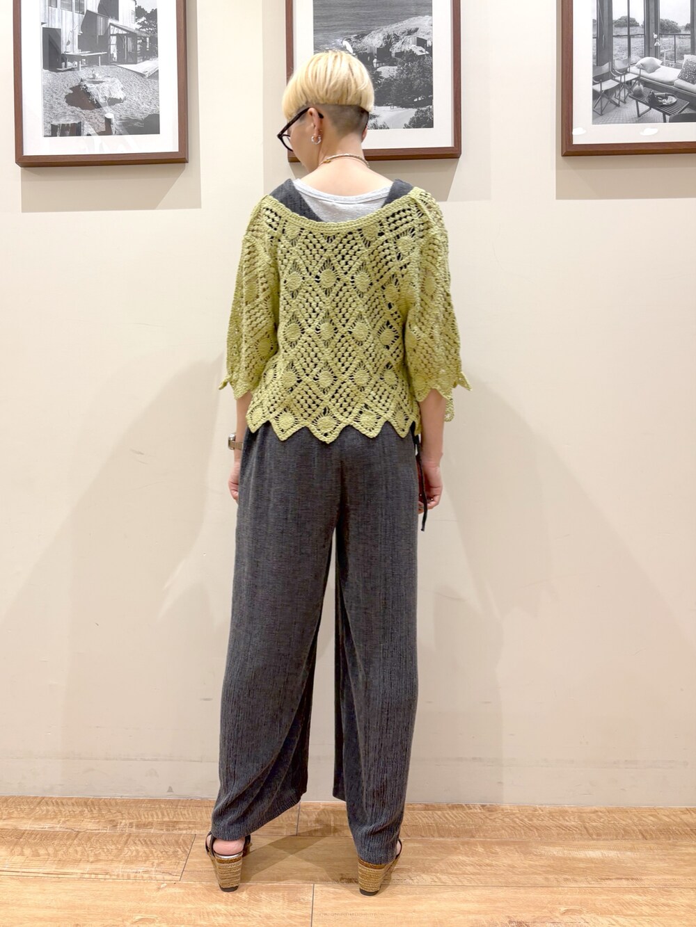 ブラック系のサロペット/オーバーオール、グリーン系のカーディガン/ボレロ、ブラック系のサンダルを着用したレディースの夏コーディネートの3枚目の写真