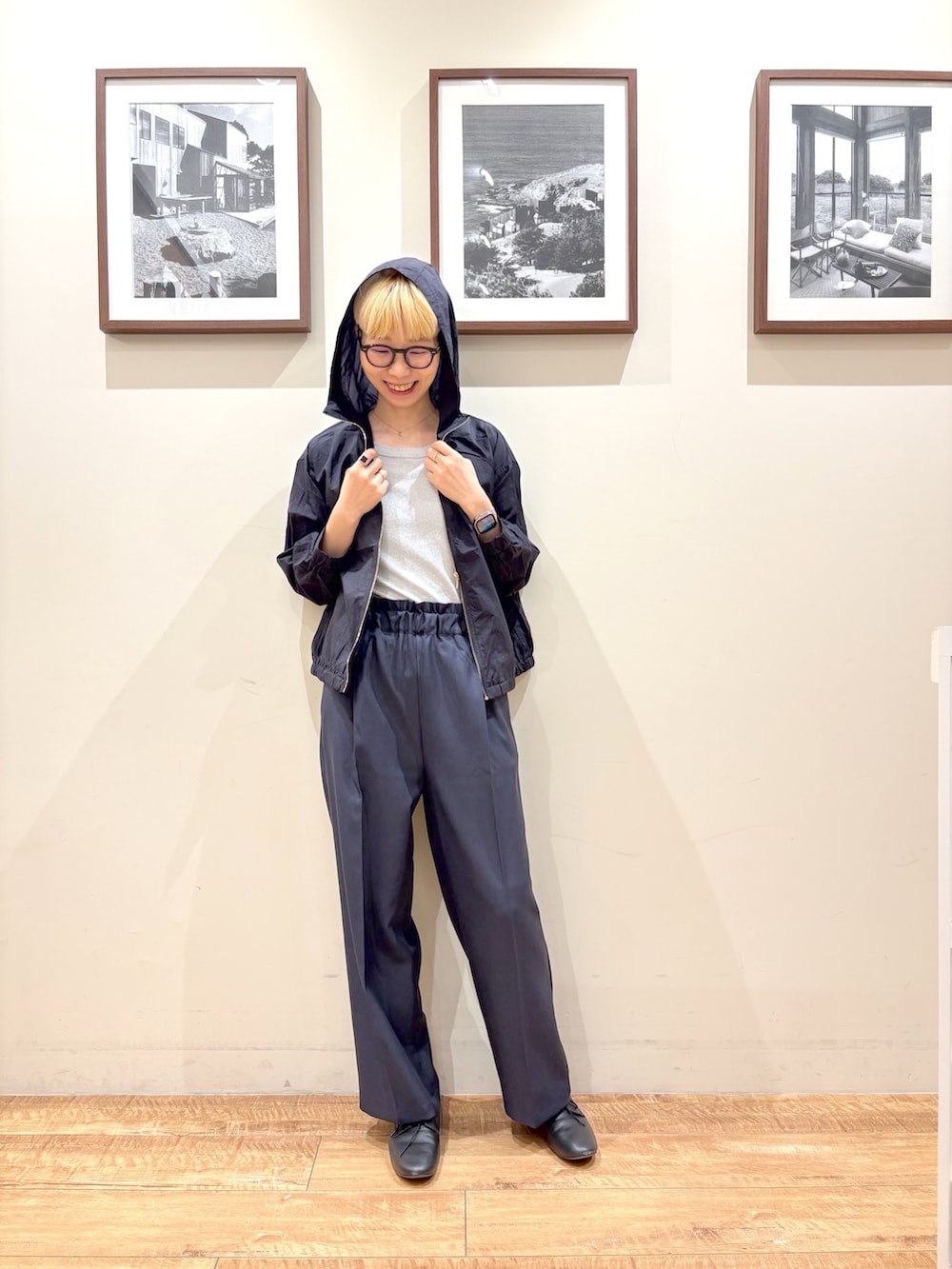 「大人カジュアル、最近のいい感じコーデ、モノトーン、大人女子、春、ラクチンコーデ、カジュアルコーデ、リラックススタイル、春カラー、春服、高身長女子、高身長、高身長コーデ、高身長女子コーデ、メガネ女子」｜「SHOO・LA・RUEの旬を取り入れながら体型カバー ボタンレスエアリージレ（ベスト、ブラウン系）」を使った、Ayumiさん（骨格ウェーブ・レディース・168cm）の春コーディネートの4枚目の写真