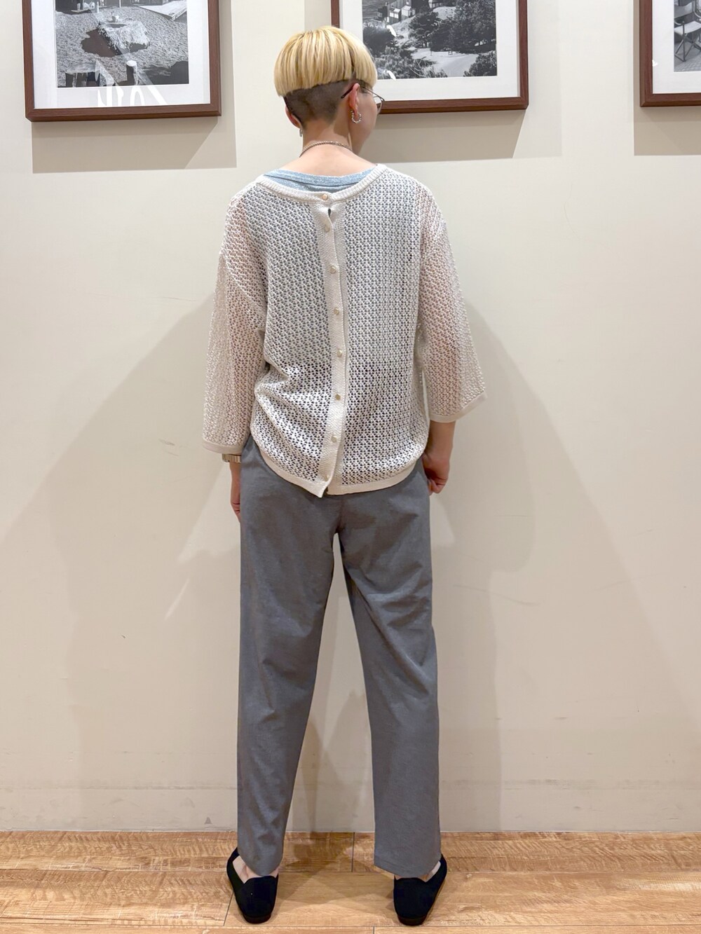 ホワイト系のカーディガン/ボレロ、ブルー系のタンクトップ、グレー系のその他パンツを着用したレディースの春コーディネートの3枚目の写真