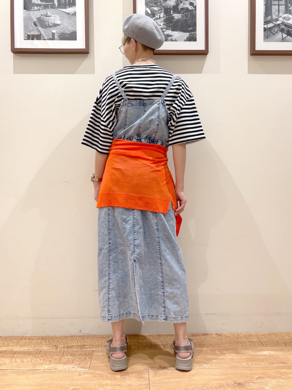 「大人カジュアル、ベレー帽、デニム、デニムコーデ、腰巻きスタイル、高身長女子、高身長、高身長コーデ、プチプラ、メガネ女子、春夏コーデ、ワンピース、大人女子、ラクチンコーデ」｜「DRESKIPの【洗える】ひんやりさらっと 大人のシアーカーディガン（カーディガン/ボレロ、オレンジ系）」を使った、Ayumiさん（骨格ウェーブ・レディース・168cm）の春コーディネートの3枚目の写真