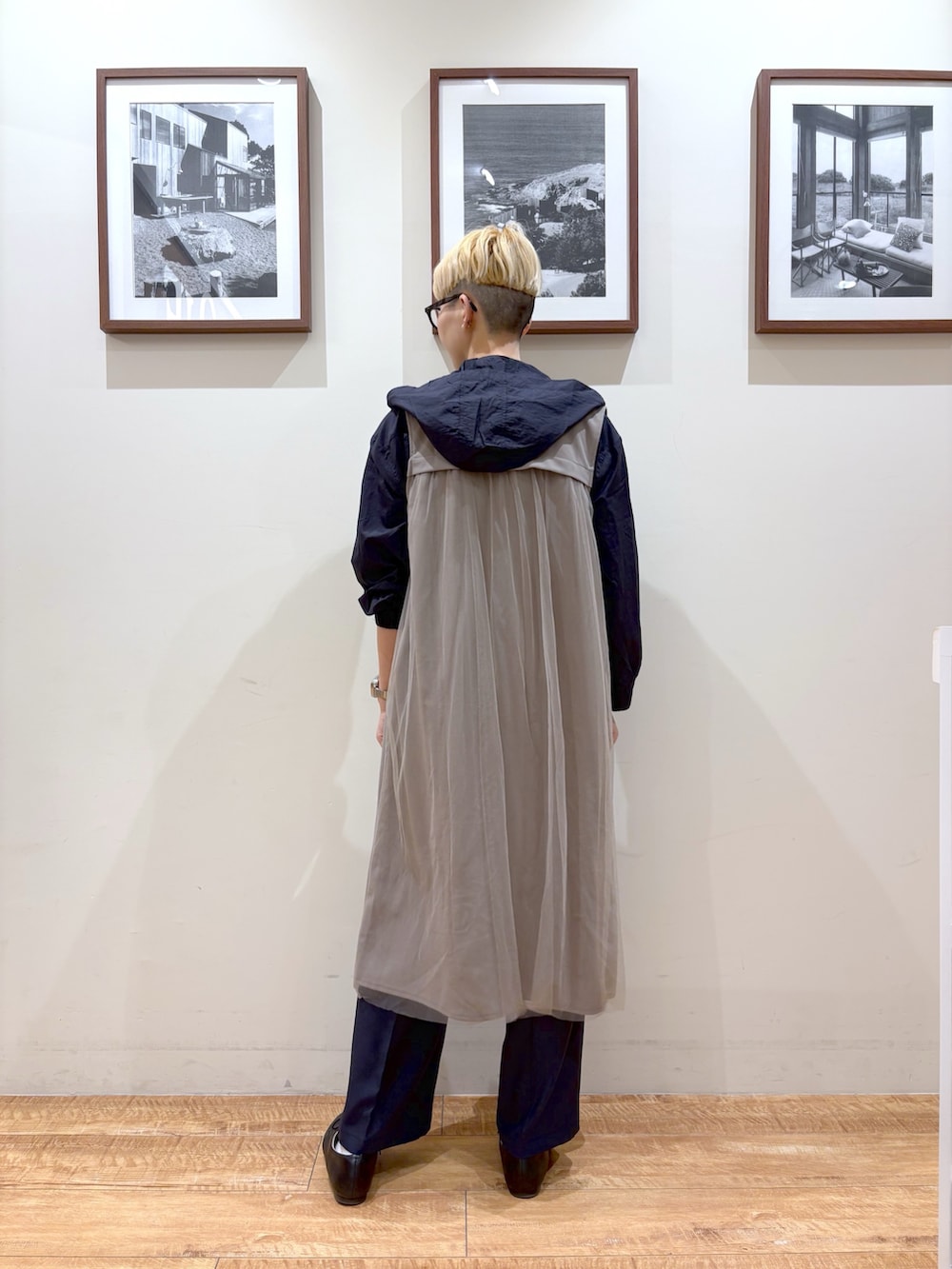 「大人カジュアル、最近のいい感じコーデ、モノトーン、大人女子、春、ラクチンコーデ、カジュアルコーデ、リラックススタイル、春カラー、春服、高身長女子、高身長、高身長コーデ、高身長女子コーデ、メガネ女子」｜「SHOO・LA・RUEの旬を取り入れながら体型カバー ボタンレスエアリージレ（ベスト、ブラウン系）」を使った、Ayumiさん（骨格ウェーブ・レディース・168cm）の春コーディネートの3枚目の写真