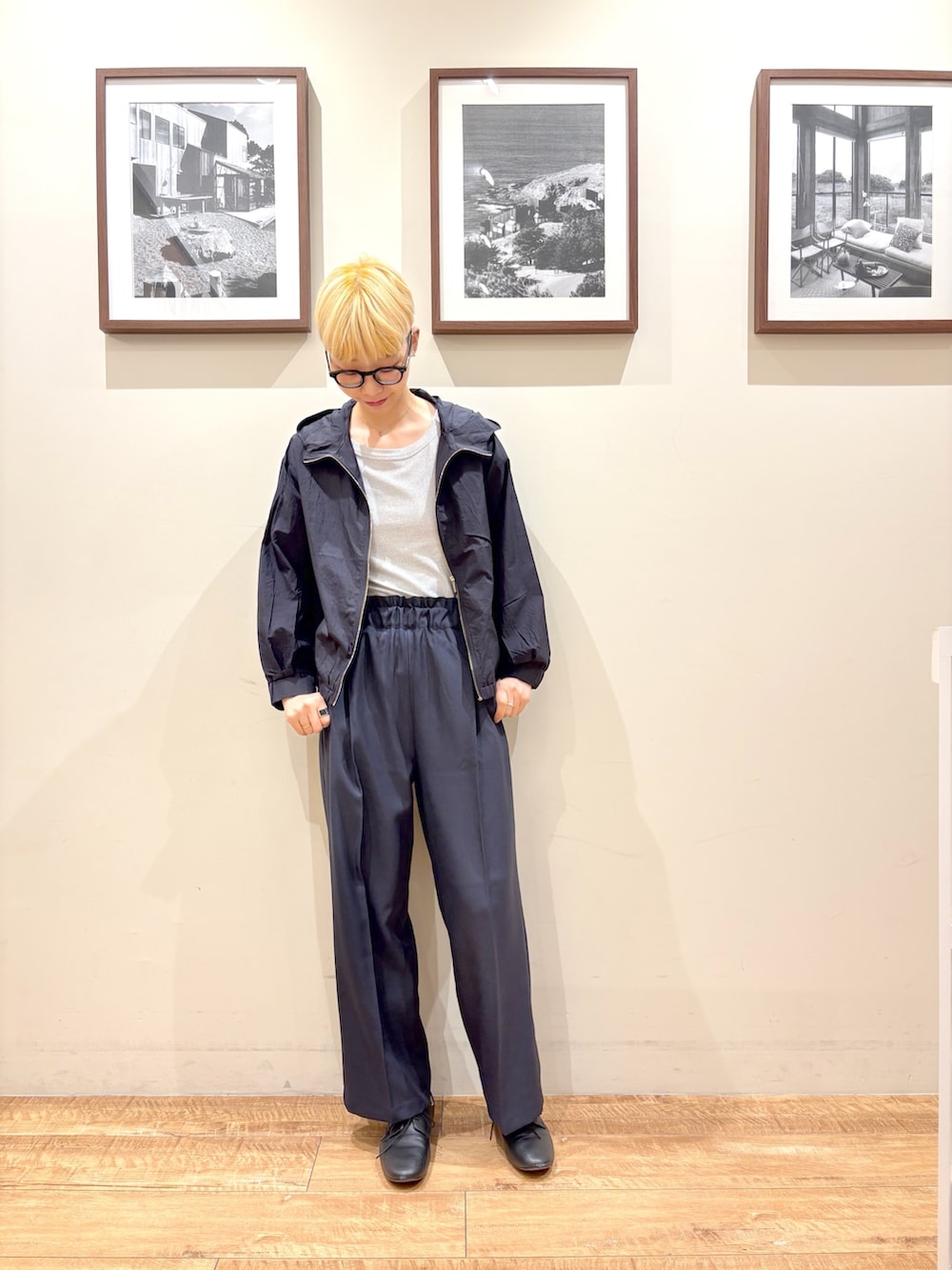「大人カジュアル、最近のいい感じコーデ、モノトーン、大人女子、春、ラクチンコーデ、カジュアルコーデ、リラックススタイル、春カラー、春服、高身長女子、高身長、高身長コーデ、高身長女子コーデ、メガネ女子」｜「SHOO・LA・RUEの旬を取り入れながら体型カバー ボタンレスエアリージレ（ベスト、ブラウン系）」を使った、Ayumiさん（骨格ウェーブ・レディース・168cm）の春コーディネートの5枚目の写真