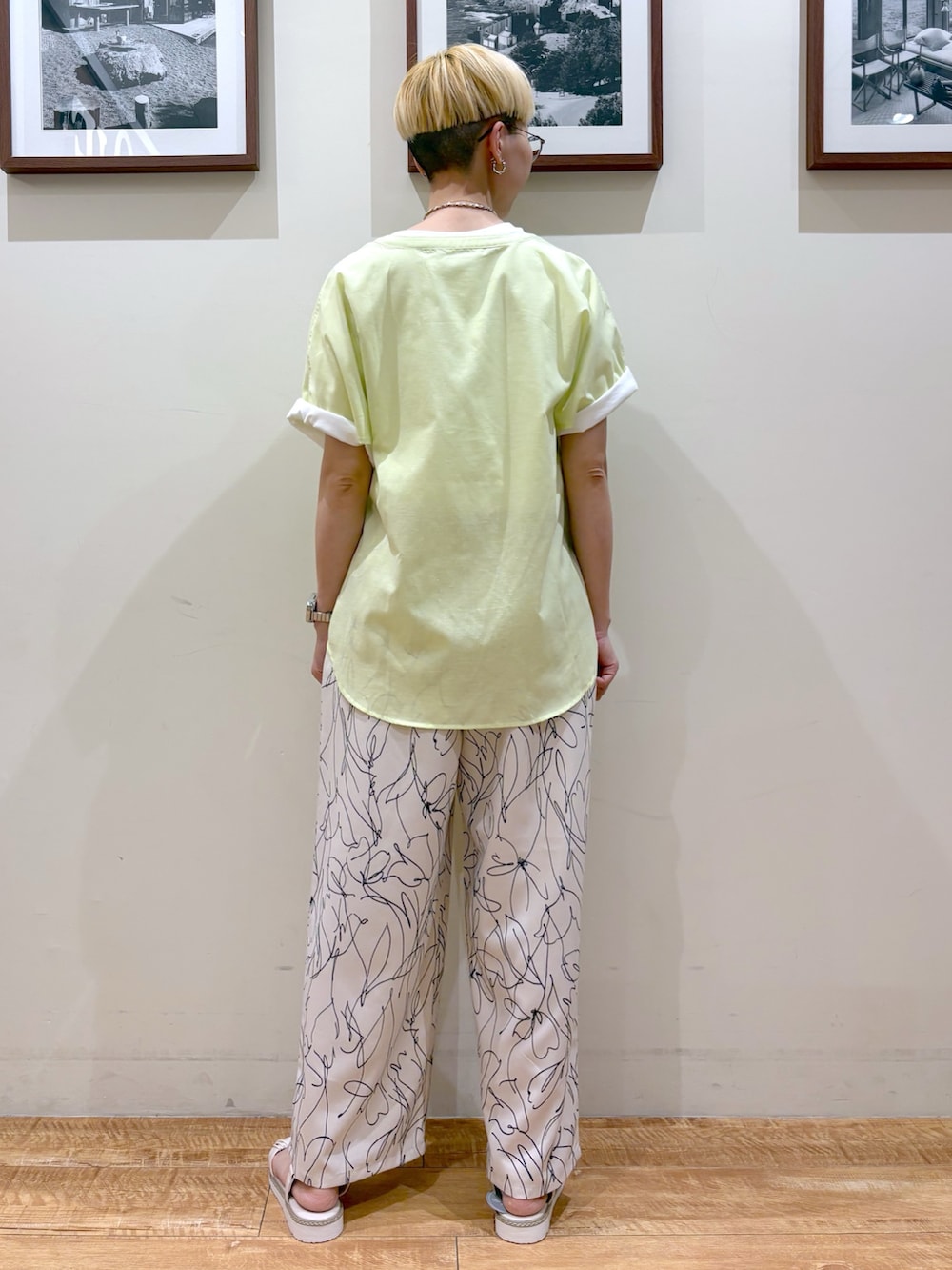 イエロー系のシャツ/ブラウス、ホワイト系のTシャツ/カットソー、ホワイト系のその他パンツを着用したレディースの春コーディネートの3枚目の写真