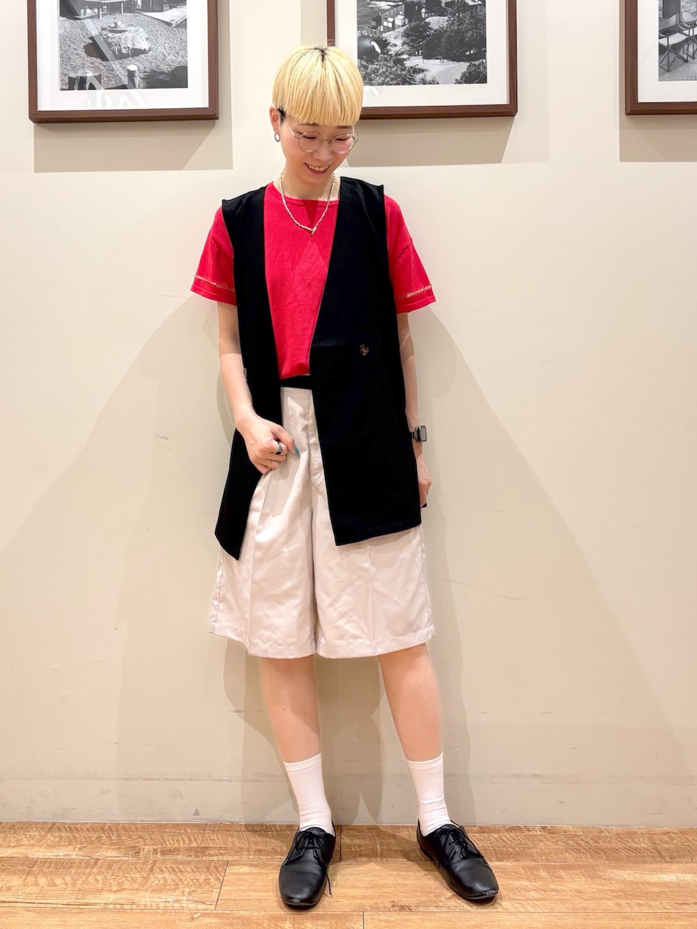 「ベストコーデ、シューラルー、高身長女子、高身長コーデ、デートコーデ、メガネ女子、ショートパンツ、夏コーデ、プチプラ、お出かけコーデ、休日スタイル、カジュアルスタイル、オトナ女子、シンプルカジュアル、ラクチンコーデ」｜「Cutie Blondeの【S-LL】麻調 タックハーフパンツ（その他パンツ、ベージュ系）」を使った、Ayumiさん（骨格ウェーブ・レディース・168cm）の夏コーディネートの3枚目の写真