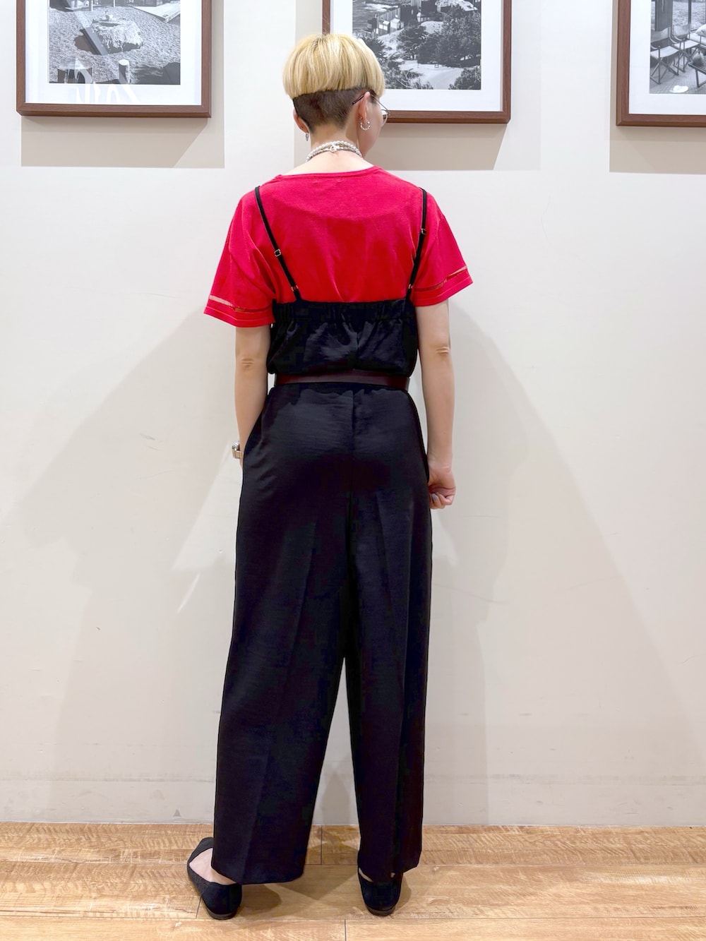 「サロペット、アラフォーコーデ、アラフォー、高身長女子、高身長コーデ、メガネ女子、大人カジュアル、オトナカジュアル、お出かけコーデ、骨格ウェーブ、ブルベ冬」｜「DRESKIPの【UVカット/洗える】お袖シアーがヘルシーに フレアスリーブサマーニット（ニット/セーター、ピンク系）」を使った、Ayumiさん（骨格ウェーブ・レディース・168cm）の春コーディネートの3枚目の写真