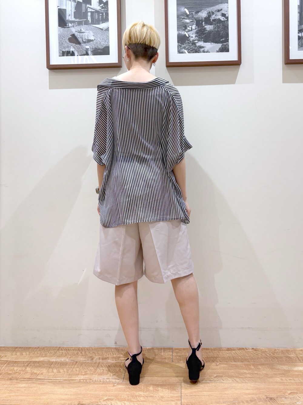 「ハーフパンツ、ハーフパンツコーデ、シャツスタイル、サンダル、ストライプシャツ、お出かけコーデ、オトナカジュアル、大人コーデ、キレイめカジュアル、高身長女子、高身長コーデ、シューラルー」｜「Cutie Blondeのシアーポンチョシャツ（シャツ/ブラウス、ブラック系）」を使った、Ayumiさん（骨格ウェーブ・レディース・168cm）の春コーディネートの3枚目の写真