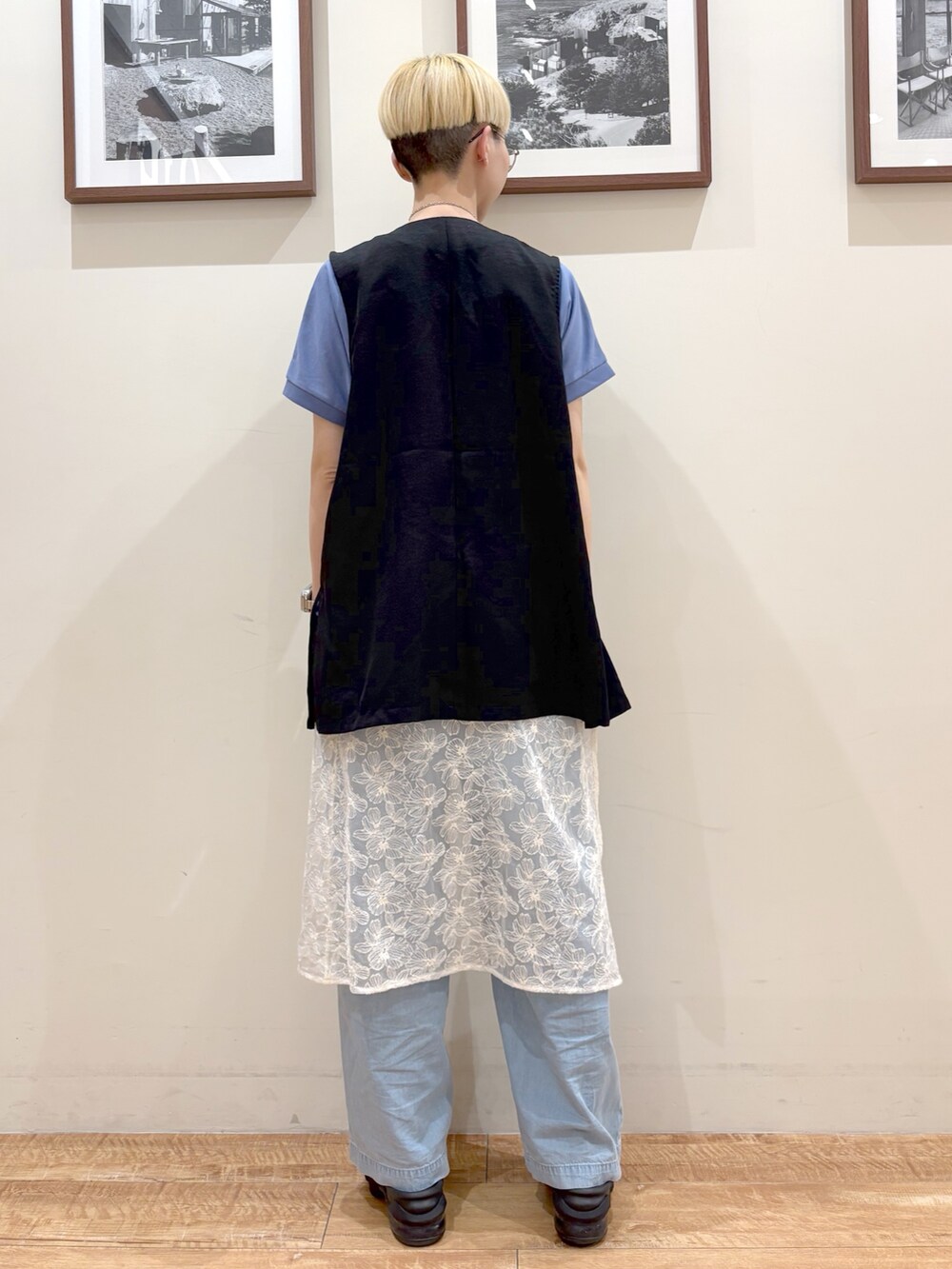 「ラップスカート、デニムパンツ、ベストコーデ、シューラルー、サンダル、プチプラ、メガネ女子、厚底サンダル、きれいめカジュアル、レイヤードスタイル、夏コーデ、大人カジュアルコーデ、ラフコーデ、プチプラコーデ、高身長コーデ」｜「DRESKIPの【洗える/S-LL】洗濯後シワになりにくい 麻調ダブルベスト（ベスト、ブラック系）」を使った、Ayumiさん（骨格ウェーブ・レディース・168cm）の夏コーディネートの3枚目の写真