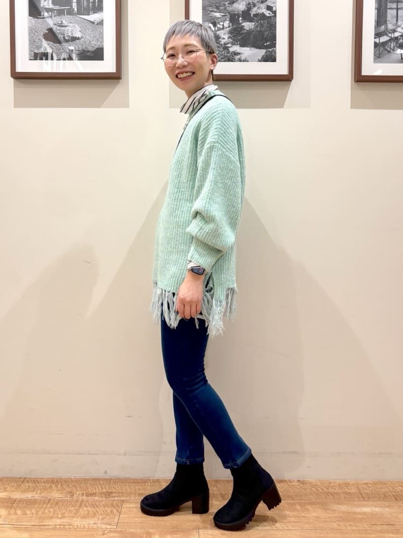 グリーン系のニット/セーター、ブラック系のTシャツ/カットソー、ブルー系のその他パンツを着用したレディースの冬コーディネートの3枚目の写真