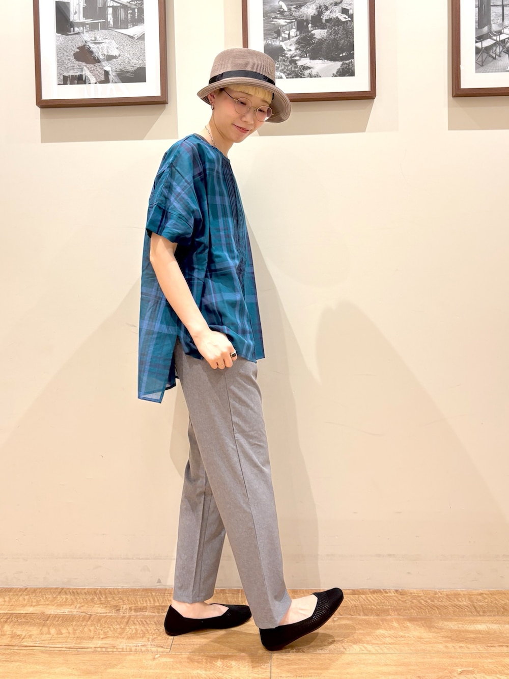 「チェックシャツ、シアートップス、シューラルー、高身長女子、高身長コーデ、やっぱり帽子が好き、夏コーデ、大人カジュアルコーデ、大人かわいい、ラフコーデ、メガネ女子、プチプラコーデ、ブラウスコーデ」｜「SHOO・LA・RUEの洗える透かし編みニットパンプス（パンプス、ブラック系）」を使った、Ayumiさん（骨格ウェーブ・レディース・168cm）の夏コーディネートの3枚目の写真