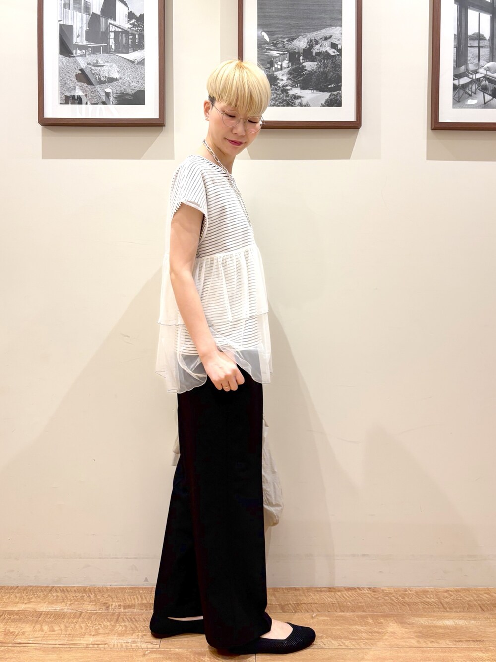 「きれいめカジュアル、大人カジュアルコーデ、春夏コーデ、大人コーデ、シューラルー、高身長女子、高身長コーデ、アラフォーコーデ、アラフォー、パンツコーデ、30代コーデ」｜「DRESKIPのシアーフードブルゾン（ブルゾン、ベージュ系）」を使った、Ayumiさん（レディース・168cm）の春コーディネートの5枚目の写真