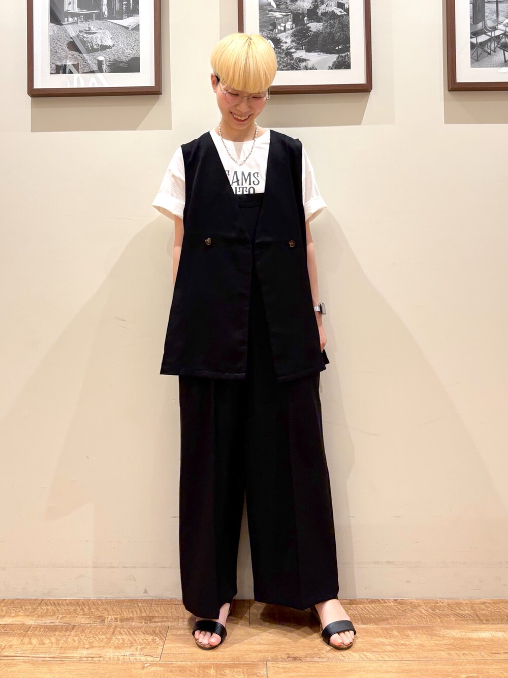 ホワイト系のTシャツ/カットソー、ブラック系のベスト、ブラック系のサロペット/オーバーオールを着用したレディースの春コーディネートの4枚目の写真