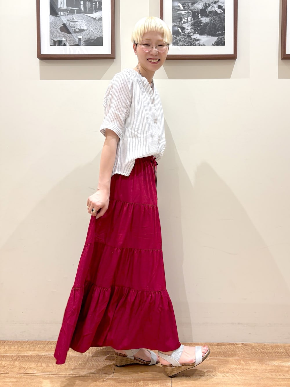 「夏コーデ、プチプラ、サンダル、お出かけコーデ、ロングスカート、夏ファッション、アラフォーコーデ、高身長女子、高身長コーデ、カジュアルガーリー、大人女子、キレイめコーデ」｜「SHOO・LA・RUEの【洗える/S-LL】微光沢で華やかなティアードスカート（スカート、レッド系）」を使った、Ayumiさん（レディース・168cm）の夏コーディネートの2枚目の写真