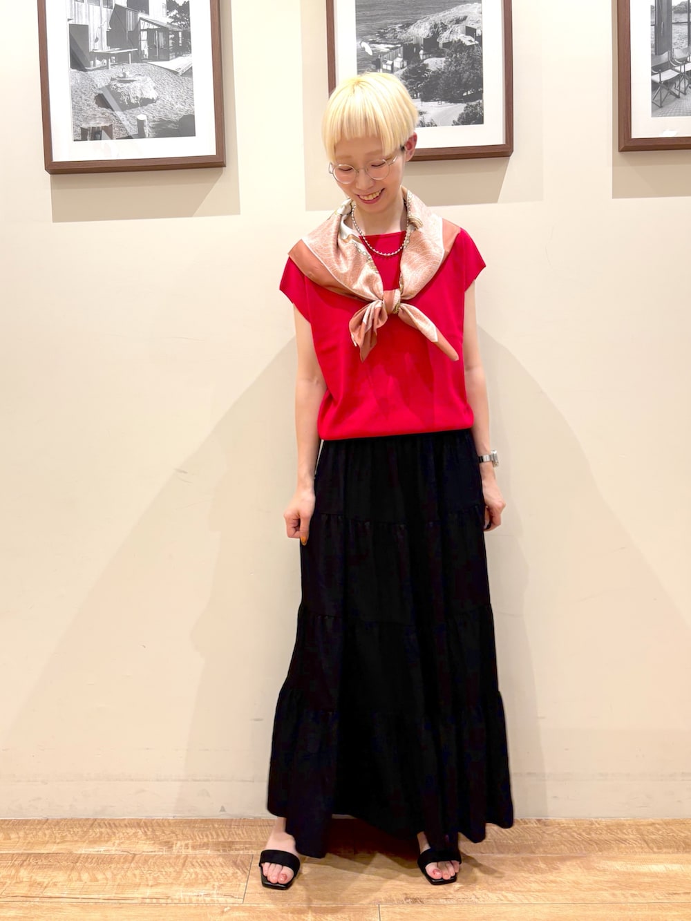 「スカーフアレンジ、スカーフコーデ、きれいめカジュアル、夏コーデ、プチプラ、お出かけコーデ、夏ファッション、大人カジュアルコーデ、オトナ女子、キレイめコーデ、ロングスカート、アラフォーコーデ、高身長女子、高身長コーデ」｜「DRESKIPの【洗える/S-LL/ひんやり】さらりと好印象　総針フレンチスリーブニット（ニット/セーター、レッド系）」を使った、Ayumiさん（レディース・168cm）の夏コーディネートの9枚目の写真